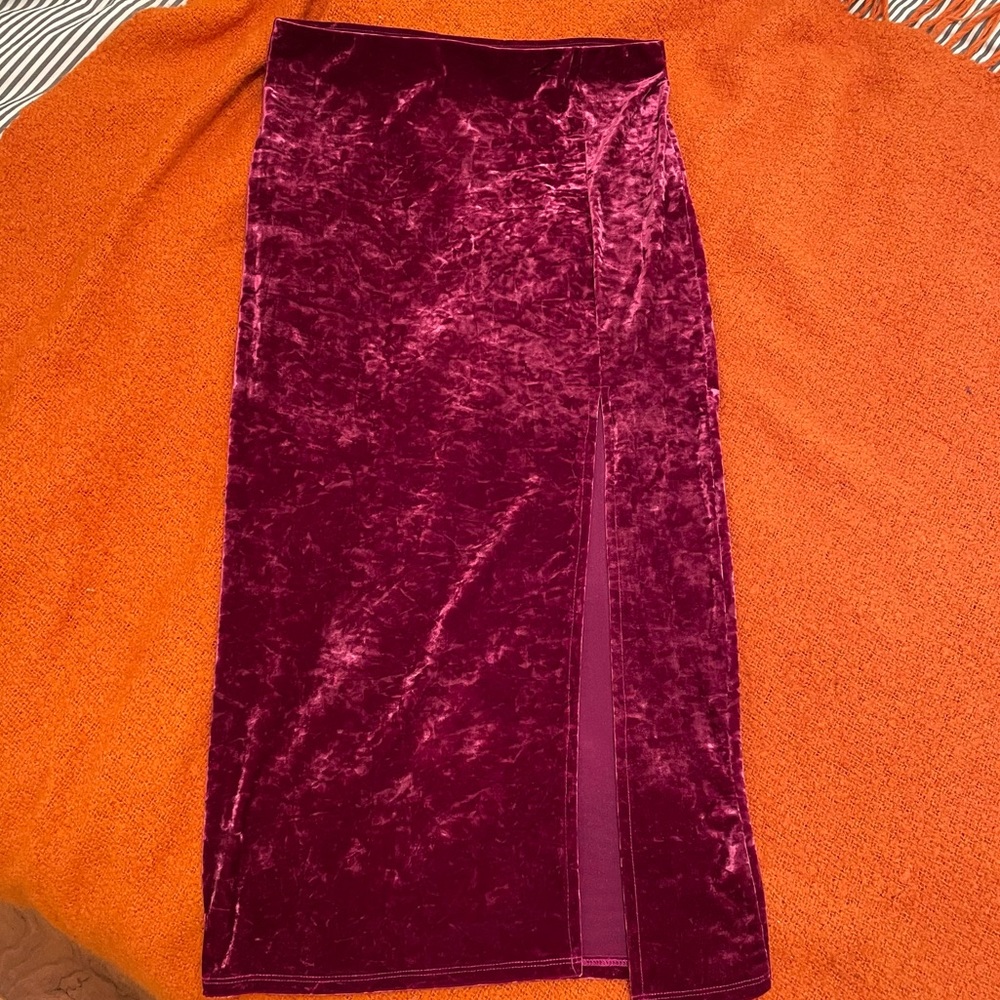 👩🏼‍🎤purple velvety skirt with front slit size small👩🏼‍🎤